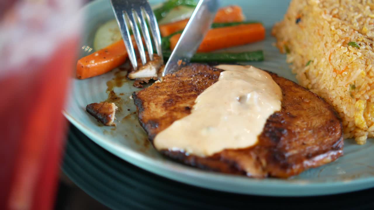 bistec de pollo a la parrilla con arroz frito y verduras