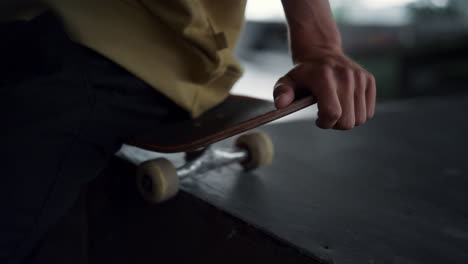 Aktiver-Mann,-Der-Skateboard-Skatepark-Fährt.-Skater-Entspannt-Sich-Nach-Dem-Training-Im-Freien.