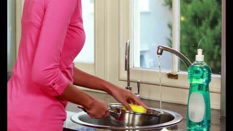 mujer lavando los platos