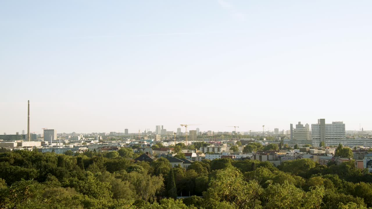 여름에 푸른 나무와 탑이 있는 베를린의 도시 경관