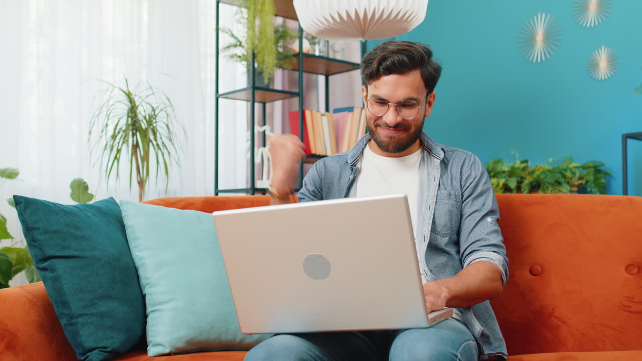 asombrado hombre indio usa computadora portátil recibe buenas noticias mensaje conmocionado por la victoria celebrar la victoria