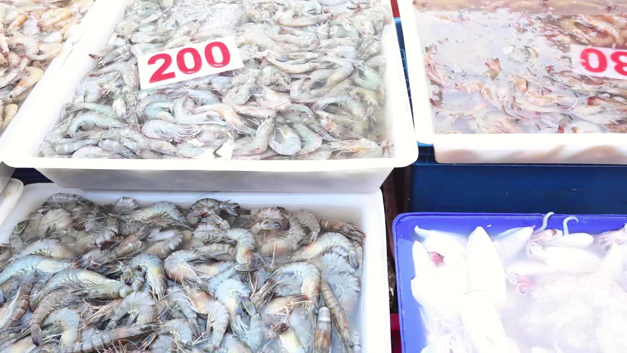 시장 에서 가격 표지판 을 붙인 여러 가지 해산물 들