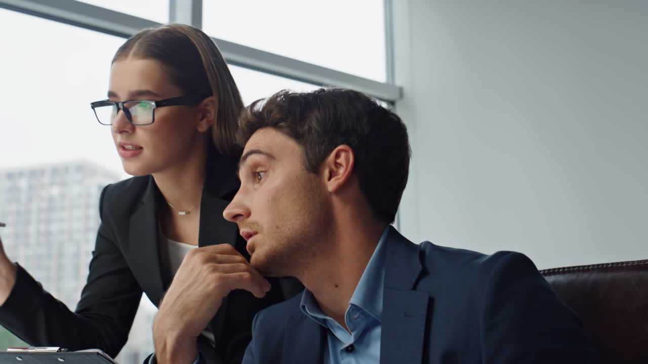 profesionales de marketing discutiendo el proyecto en la oficina de cerca. trabajo en equipo de negocios