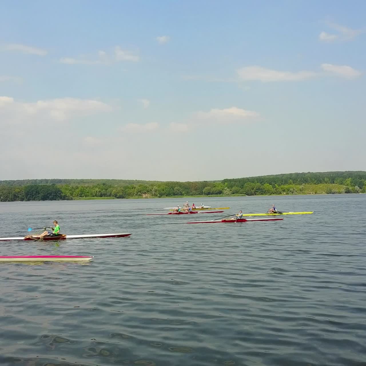 Atleti che si allenano in kayak.