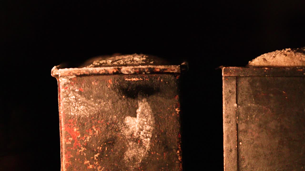 뜨거운 전통 오븐 안의 소금  - 집에서 을 는 것