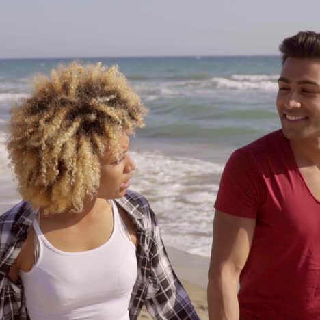 Joven-Pareja-Caminando-Por-La-Playa