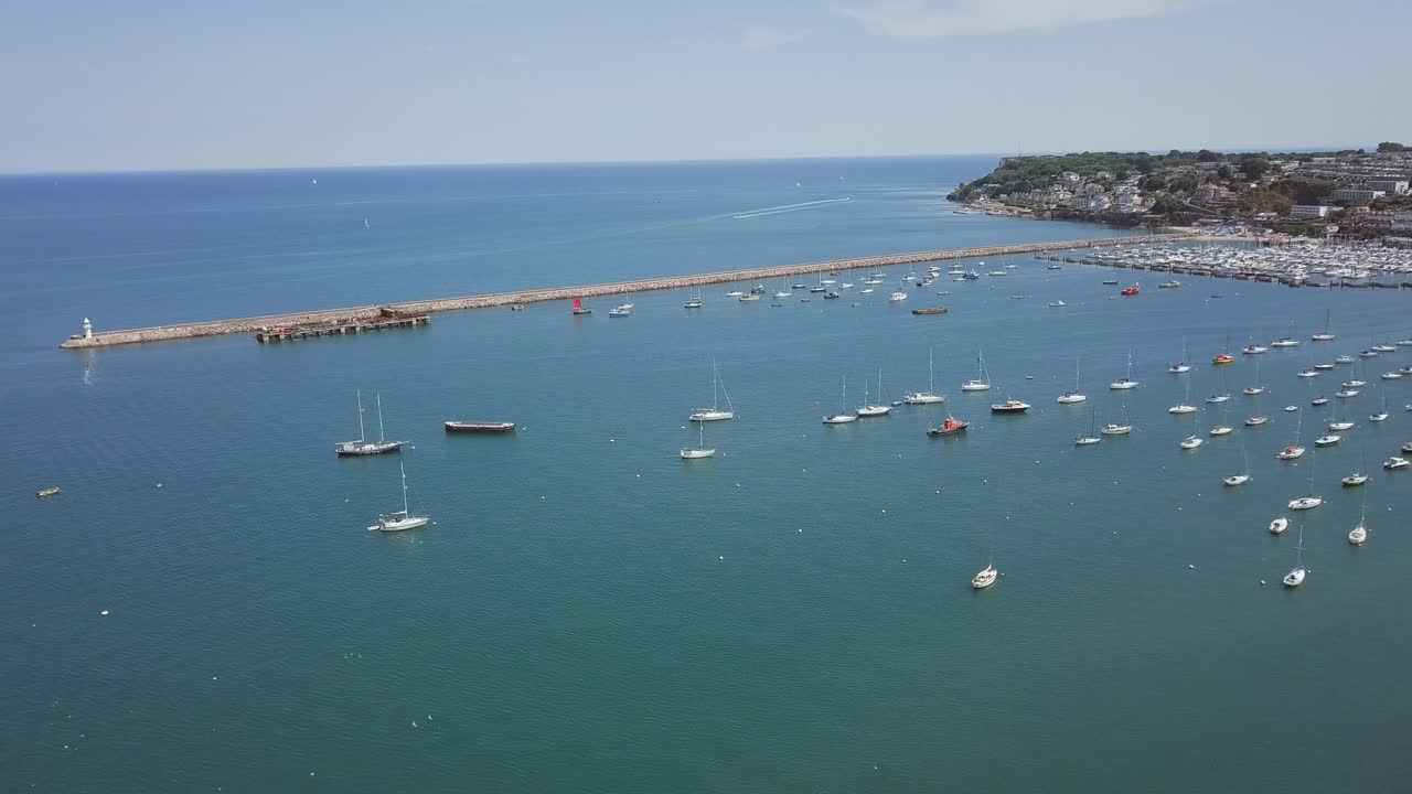 взгляд с воздуха на лодки в пристани