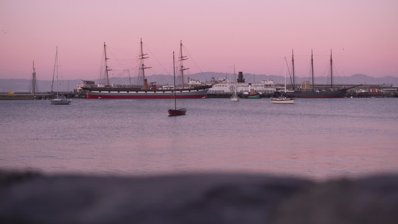 порт в сан-франциско на закате или восходе солнца с парусными лодками на фоне