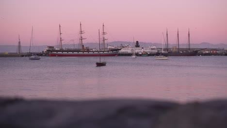 Hafen-In-San-Francisco-Bei-Sonnenuntergang-Oder-Sonnenaufgang-Mit-Segelbooten-Im-Hintergrund