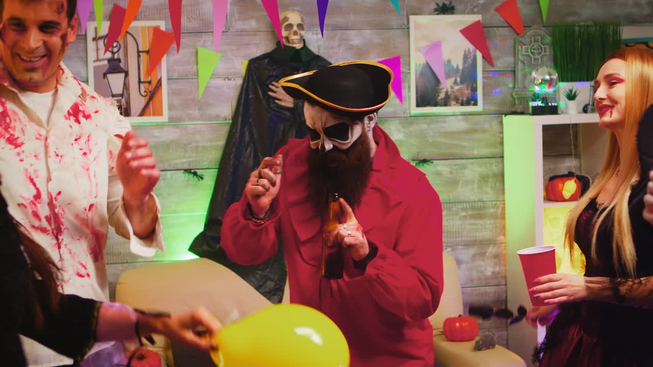 loca fiesta de halloween con diferentes personajes divertidos y aterradores bailando en una habitación decorada