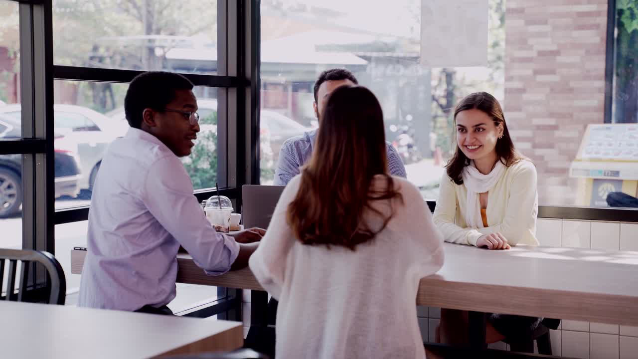 hombre y mujer de negocios trabajando juntos en una tableta. tecnología empresarial e innovación para el éxito y el logro en equipo.