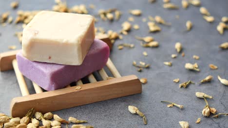 barras de jabón naturales hechas a mano en un plato de jabón de madera