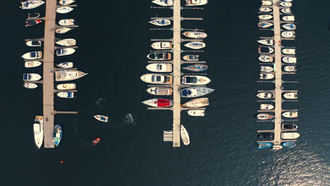 Drohne-Mit-Blick-Auf-Die-Yachten,-Die-Im-Yachthafen-In-Jastarnia,-Polen,-Festgemacht-Haben