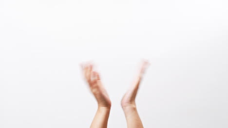 primer plano de las palmas de las manos de una mujer celebrando los aplausos haciendo el gesto de la mano aislado en un fondo de estudio blanco con espacio de copia para colocar un mensaje de texto para promocionar un producto