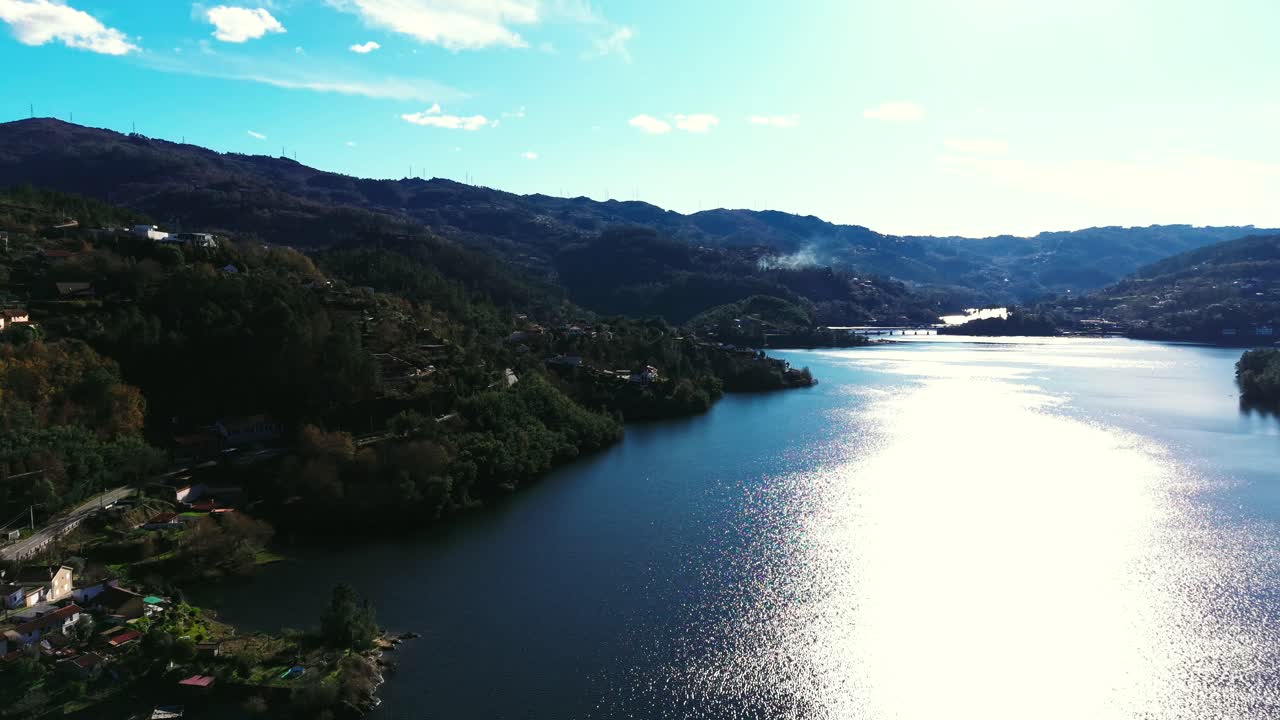 Vista aerea da drone sul lago Albufeira da Caniçada e sulle colline boscose
