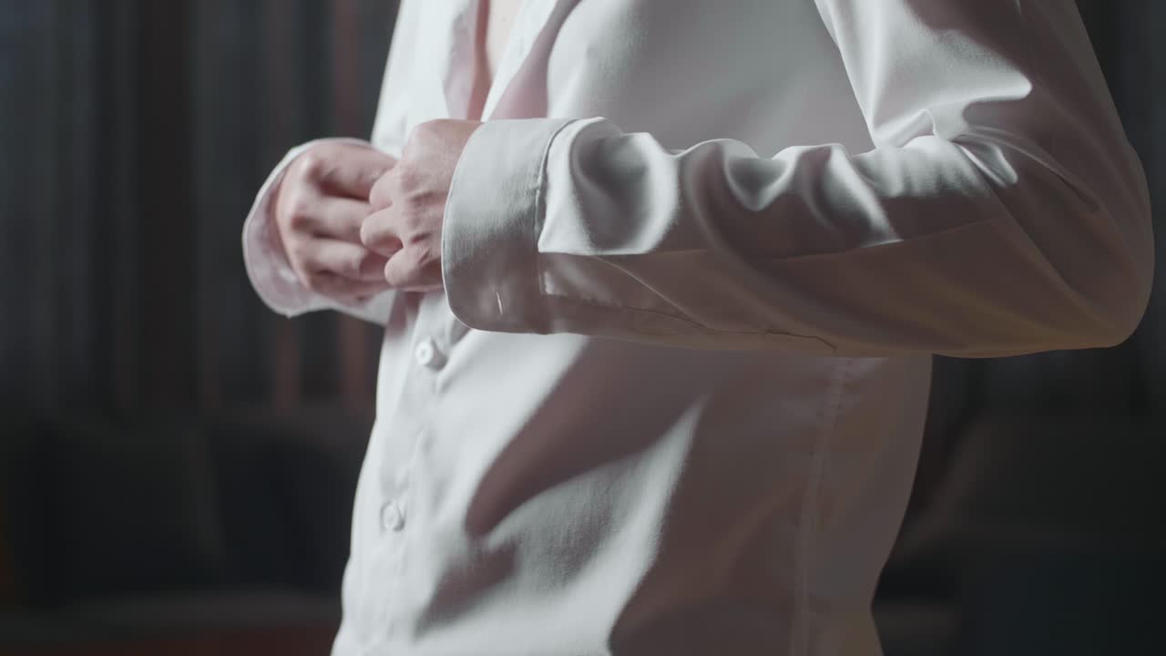 셔츠 를 고 있는 사람