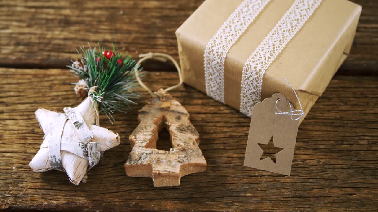 ciclista en bicicleta a través de una carretera de campo en el bosque 4k