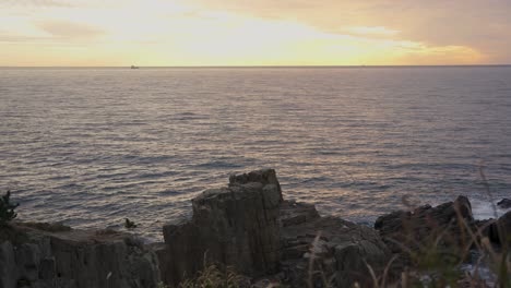 mar de japón, costa de fukui en tojinbo con barco en el horizonte al atardecer