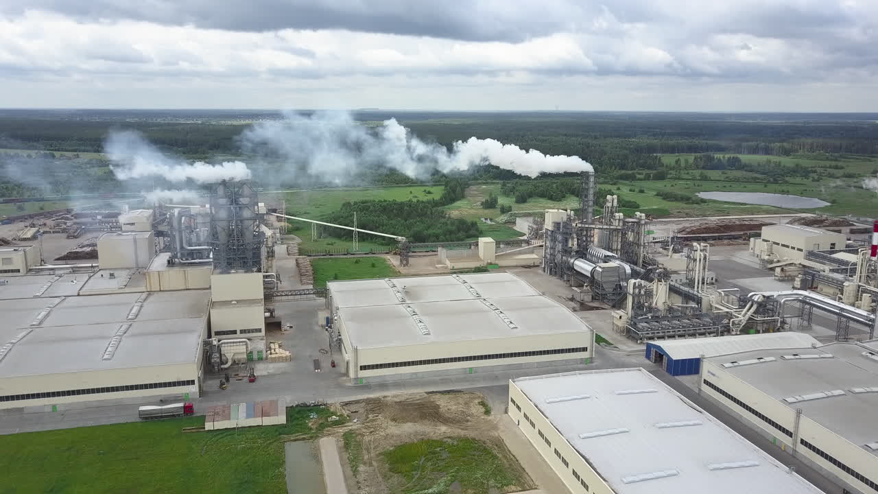 거대한 공장이 작동하고 있습니다.