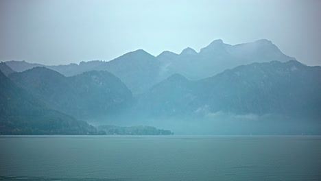 Nubes-De-Vapor-Formándose-Y-Desapareciendo-En-Las-Montañas-Sobre-El-Lago,-Timelapse