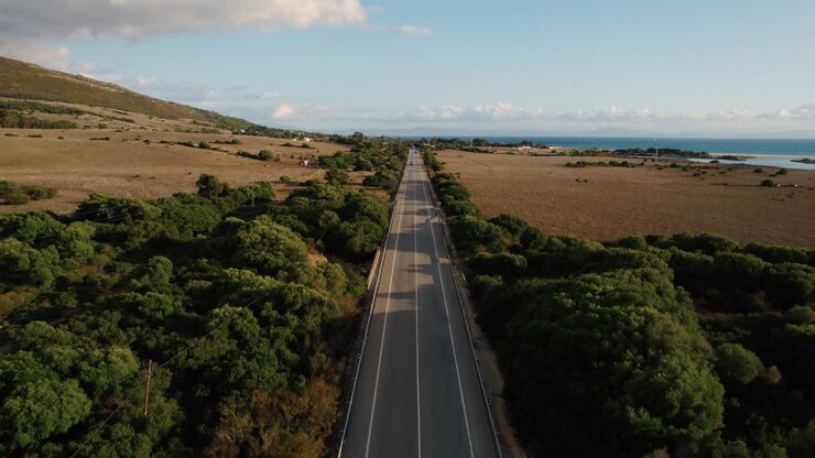 Ripresa con drone dell'autostrada E-5 che costeggia la costa spagnola al tramonto