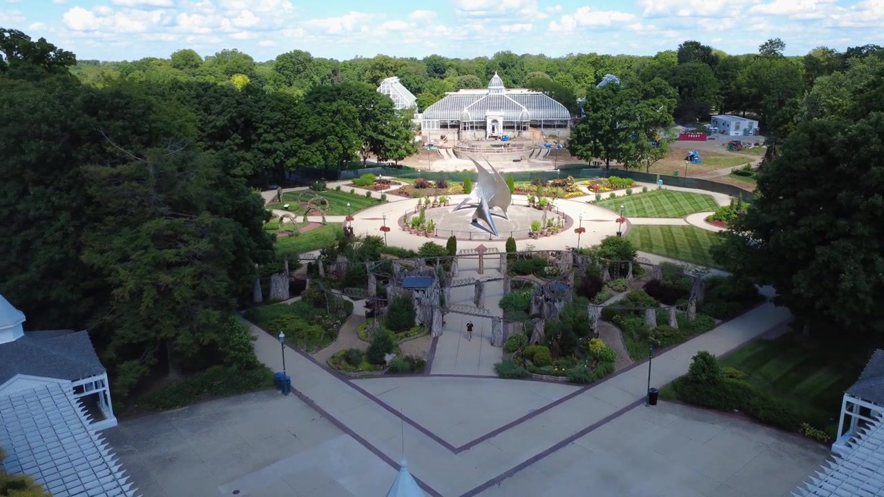 Franklin Park Conservatory i Columbus, Ohio, præsenterer frodige indendørs plantemiljøer, farverige botaniske haver og sæsonbestemte blomsterudstillinger.
