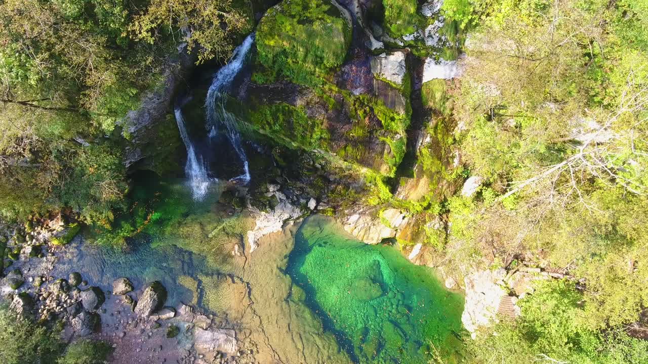 cascada de virje cascada natural turquesa en la colina de humedad húmeda drone aéreo sobre el flujo de agua azul destino turístico en eslovenia