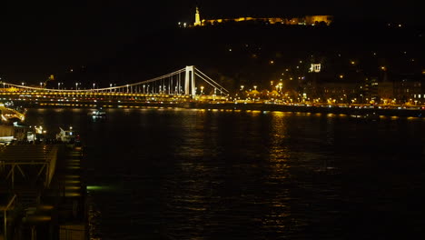 Beleuchtete-Brücke-Und-Donau-Bei-Nacht-In-Budapest,-Ungarn