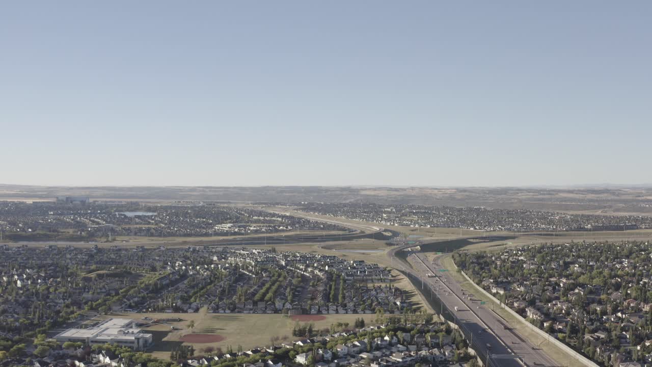 캘거리 ab 1-2의 남동쪽 지역에 있는 주거 지역 학교의 줄에서 향하는 통근자 트래픽 사이의 공중 고가 일출 고속도로 교차로 통로 육교