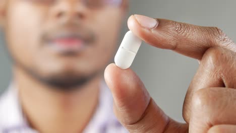 hombres jóvenes con una sola píldora médica