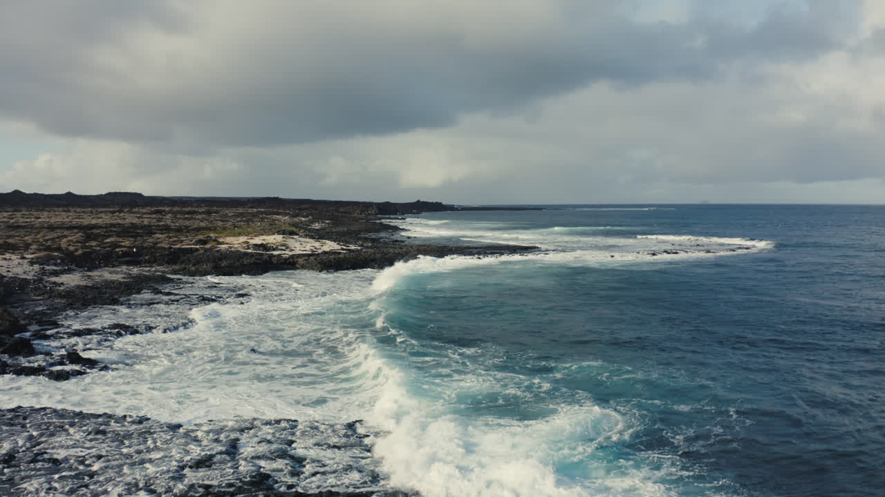 Toma de dron de una costa marítima volcánica