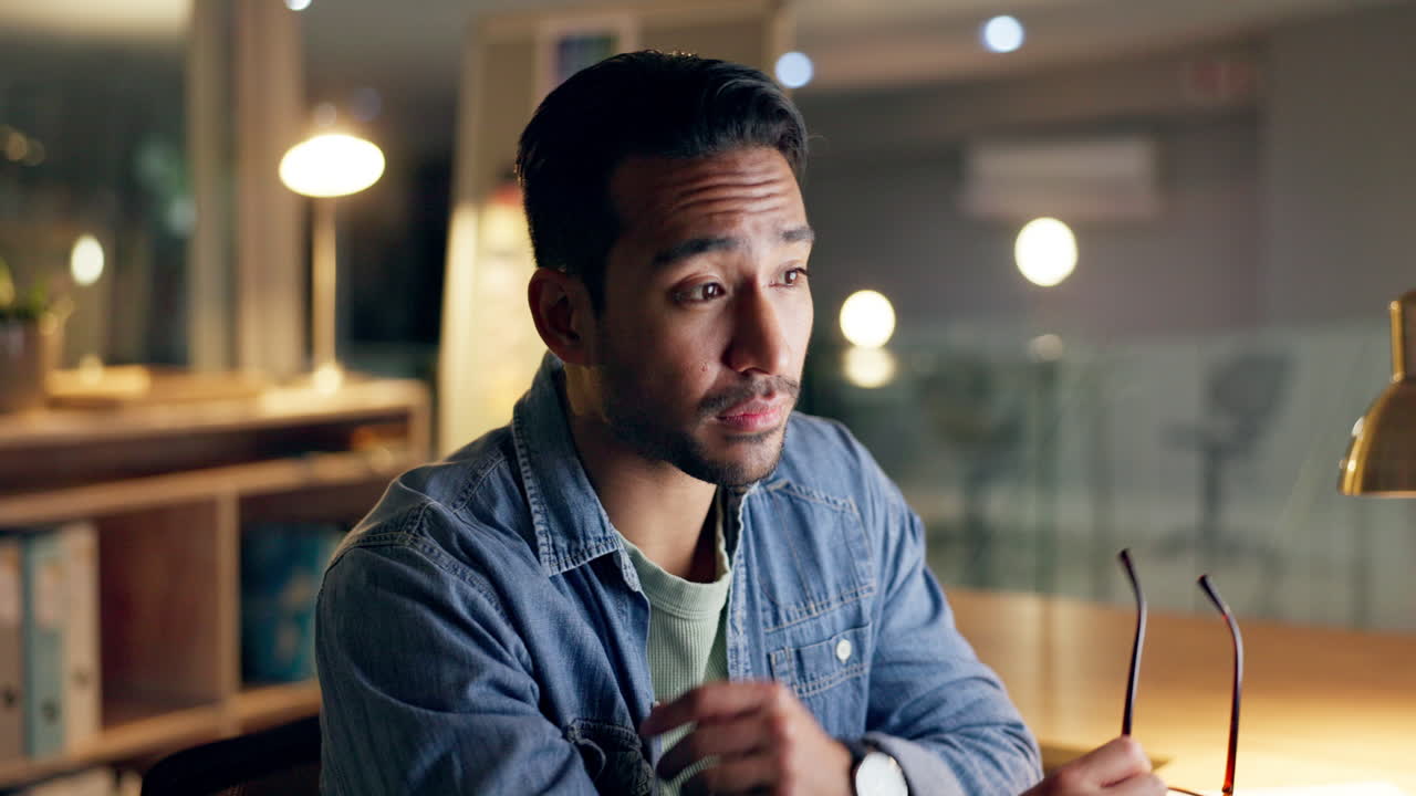 noche, negocios y hombre cansado