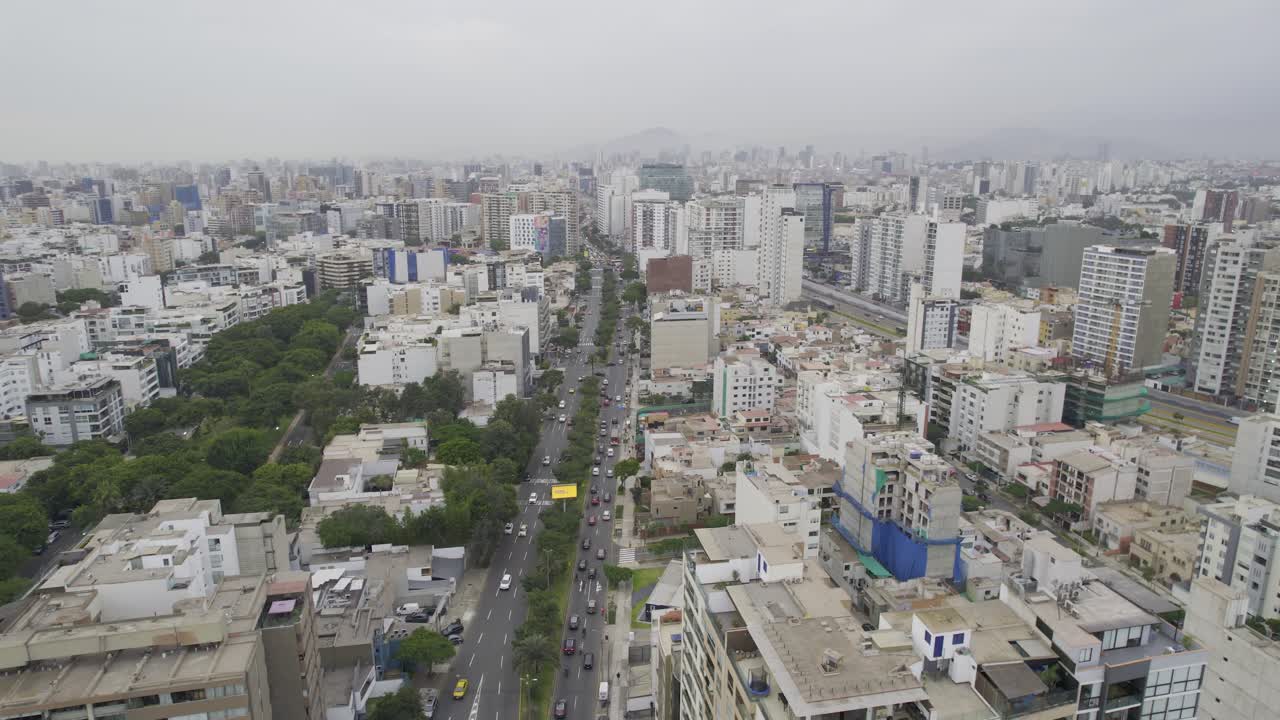 Vista aerea panoramica della città di Lima e paesaggio costiero