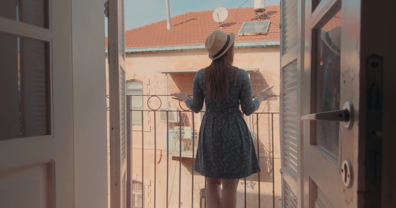Donna con cappello in un centro storico europeo
