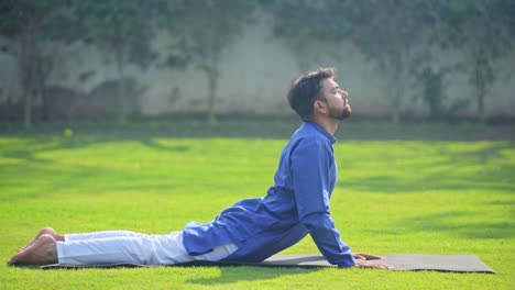 hombre indio haciendo surya namaskar