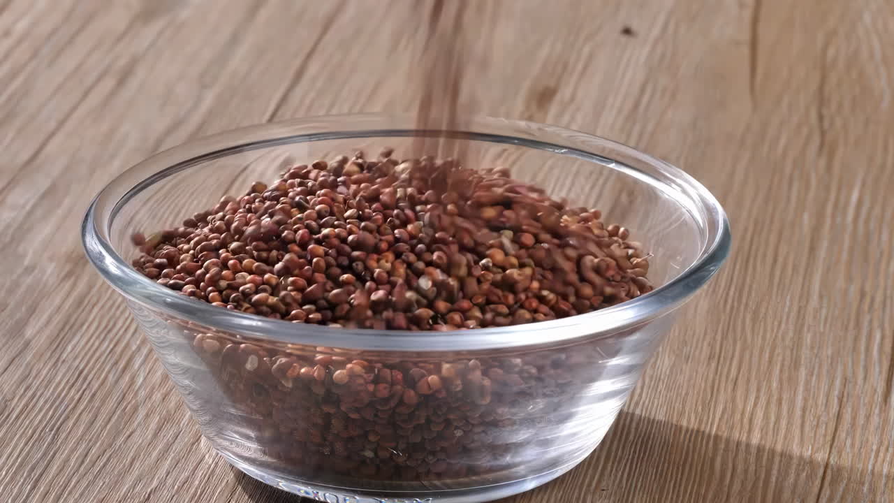 다양한 색의 다양한 원시 건강한 곡물 음식, 다양한 곡물, 곡물, 콩, 콩류는 광고 개념을 위해 목조 장식으로 회전됩니다.