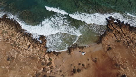 Drohnenaufnahmen-Am-Strand-Von-Zypern-Mit-2-Touristen