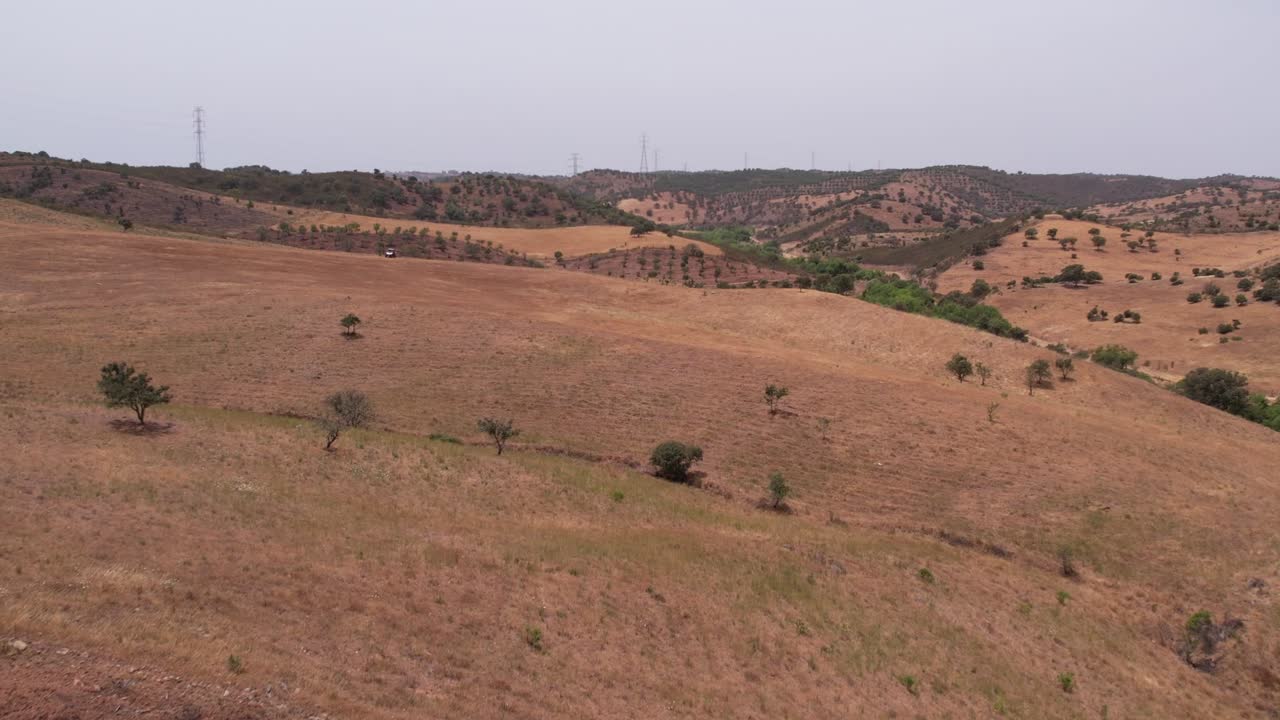 포르투갈 알렌테조의 광활한 슬로프 풍경 위를 날다