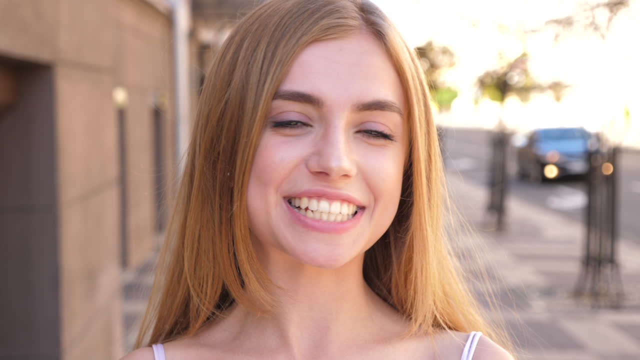 mujer joven sonriendo al aire libre