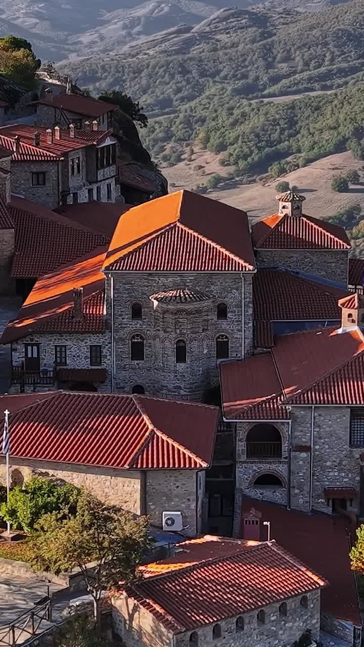 Un villaggio in Grecia situato su una montagna