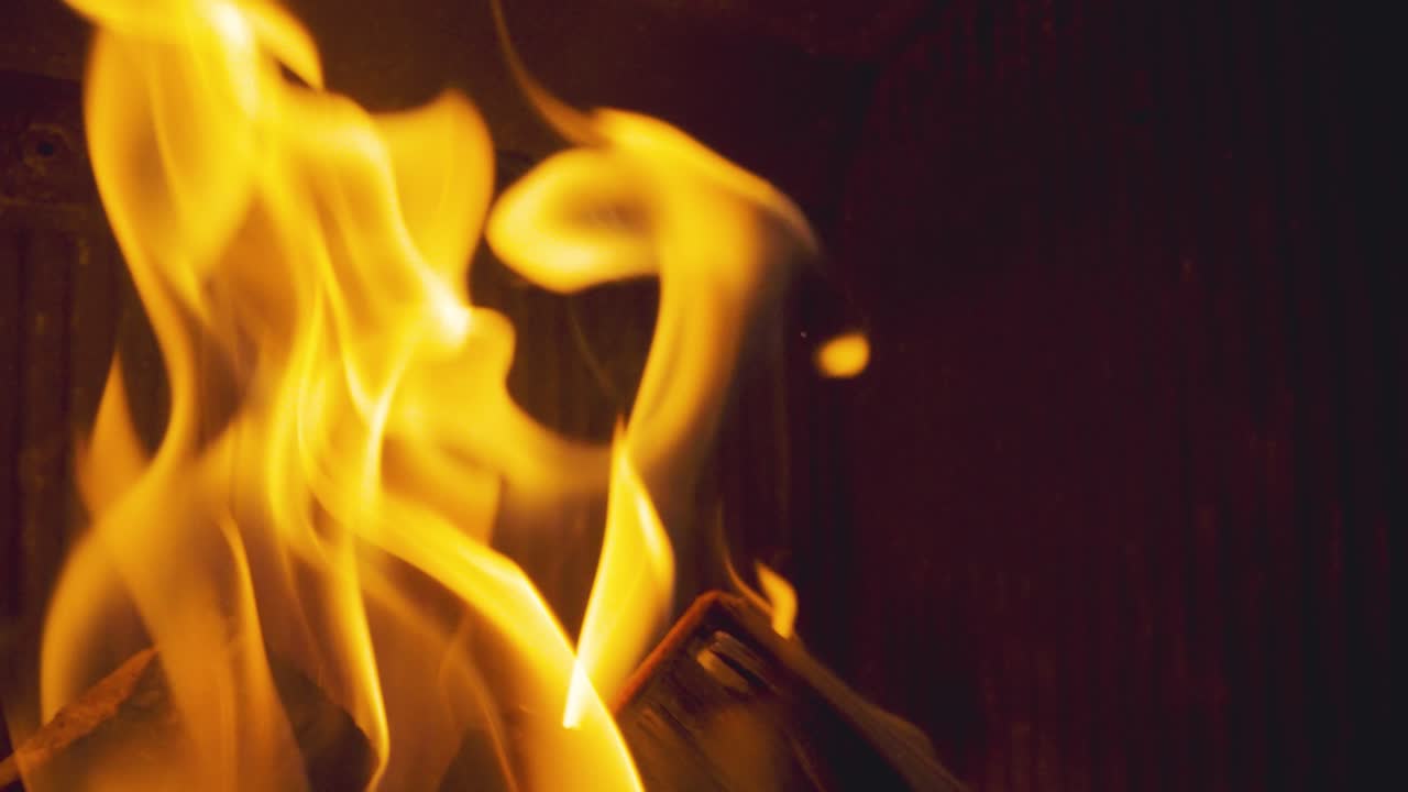 집에서 나무를 태우는 스토브에서 만든 불의 불꽃을 닫으십시오.