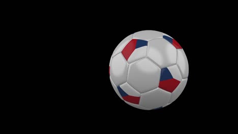 bandeira checa em uma bola de futebol voando em fundo transparente, canal alfa