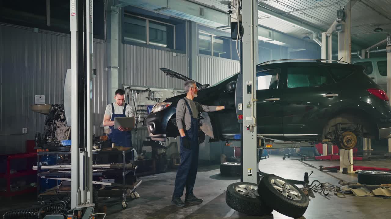 차고에서 자동차 수리