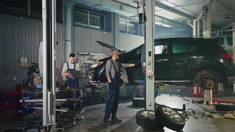 reparación de automóviles en un garaje