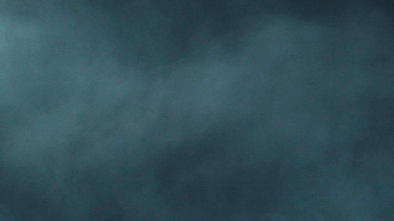 inmersivo hipnotizante espeluznante nube de humo de halloween elemento de inserción vfx en 4k cámara lenta: un cautivador, etéreo remolino, atmósfera misteriosa, niebla nublada