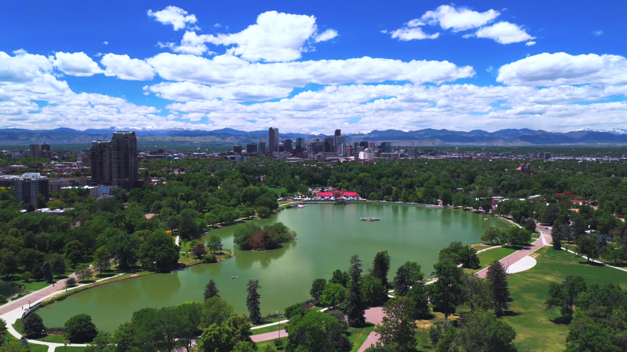 Padiglione del City Park di Denver, grattacieli, skyline, Lago Ferril, City Park Denver Colorado, drone aereo, mattina di primavera, cielo blu, quartiere, sentiero pedonale, paesaggio, paesaggio urbano, movimento di panoramica in avanti a sinistra.