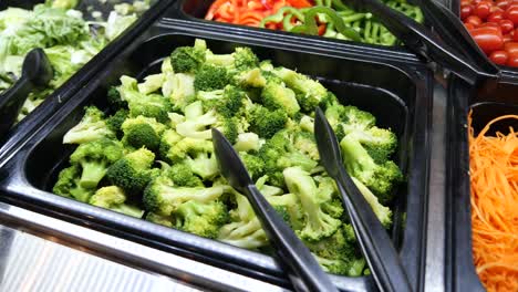 barra de ensaladas orgánicas con verduras frescas en la tienda,