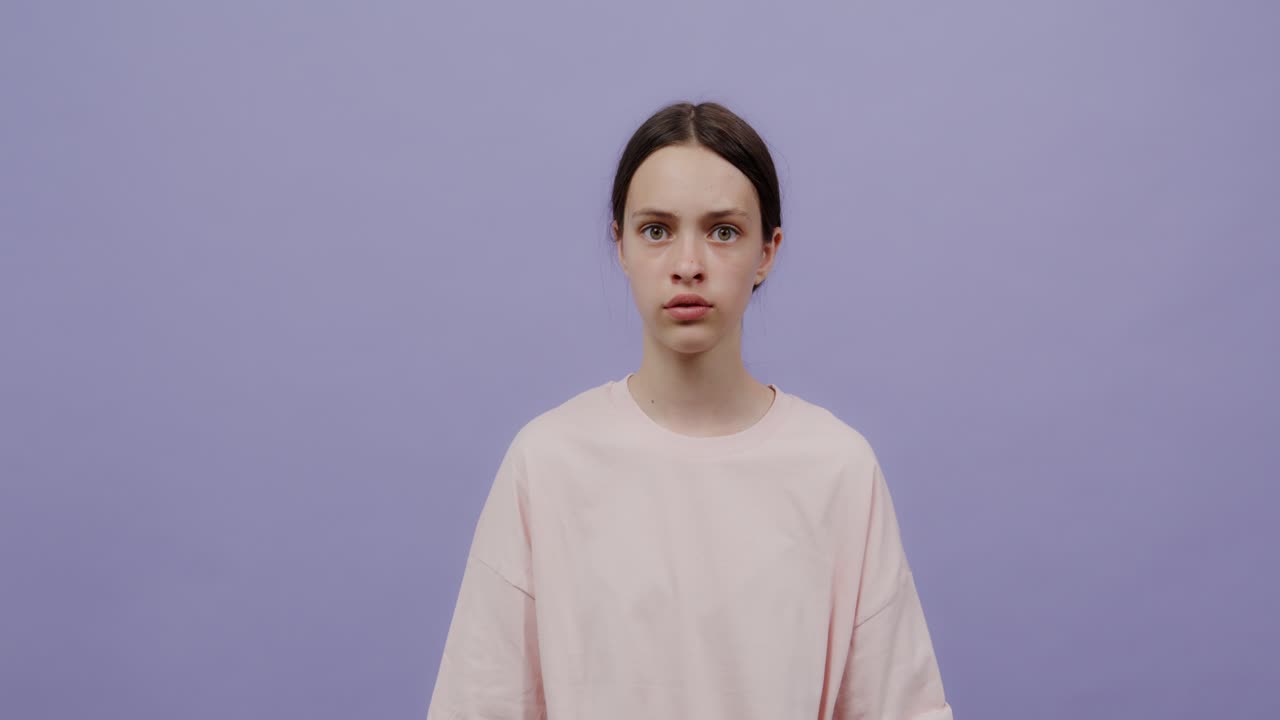 십대는 걱정하고 화를 내는 것처럼 보입니다.