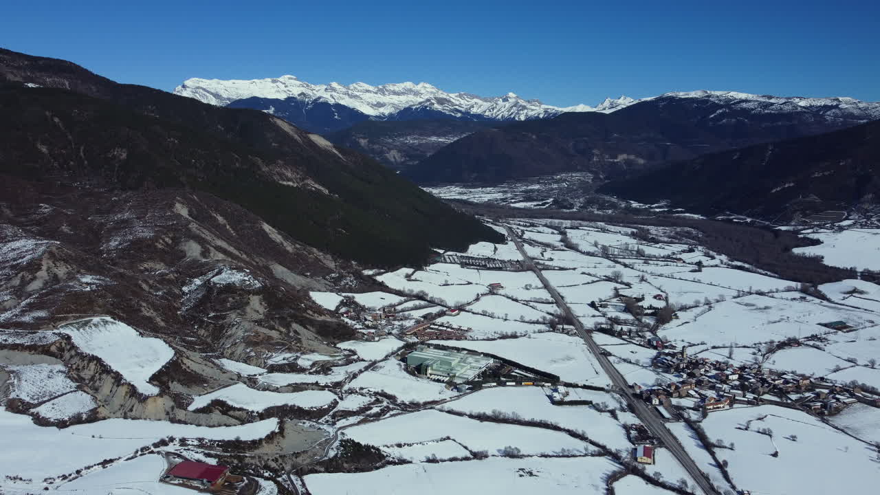 눈 인 산 계곡 의 공중 풍경
