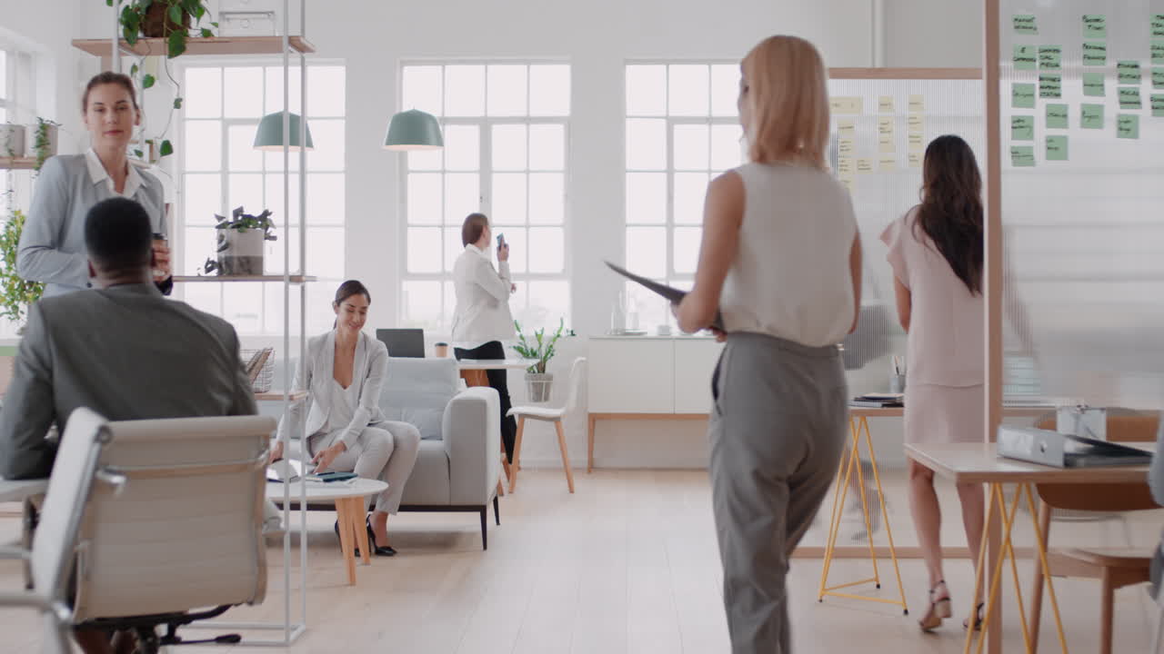 uomini d'affari che si stringono la mano dirigenti aziendali che salutano il cliente che si godono l'opportunità di partnership in un ufficio affollato